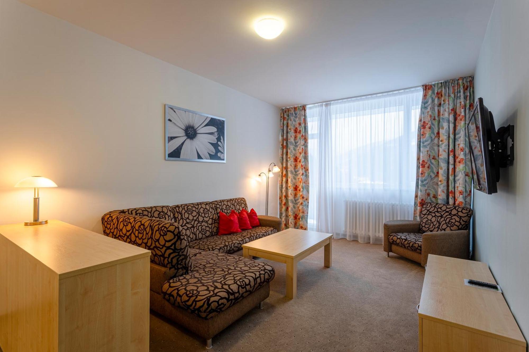 Hotel Behounek ยาคีมอฟ ภายนอก รูปภาพ