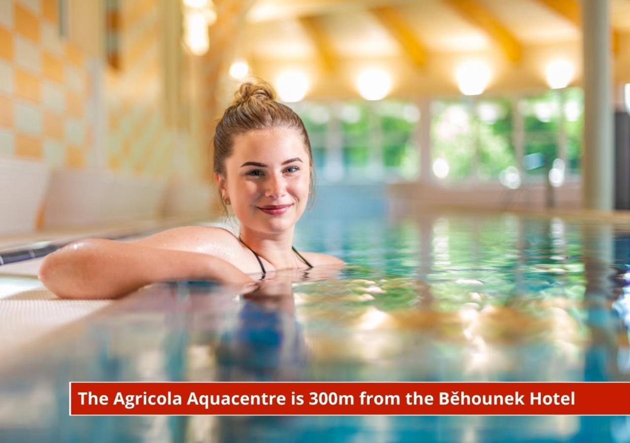 Hotel Behounek ยาคีมอฟ ภายนอก รูปภาพ