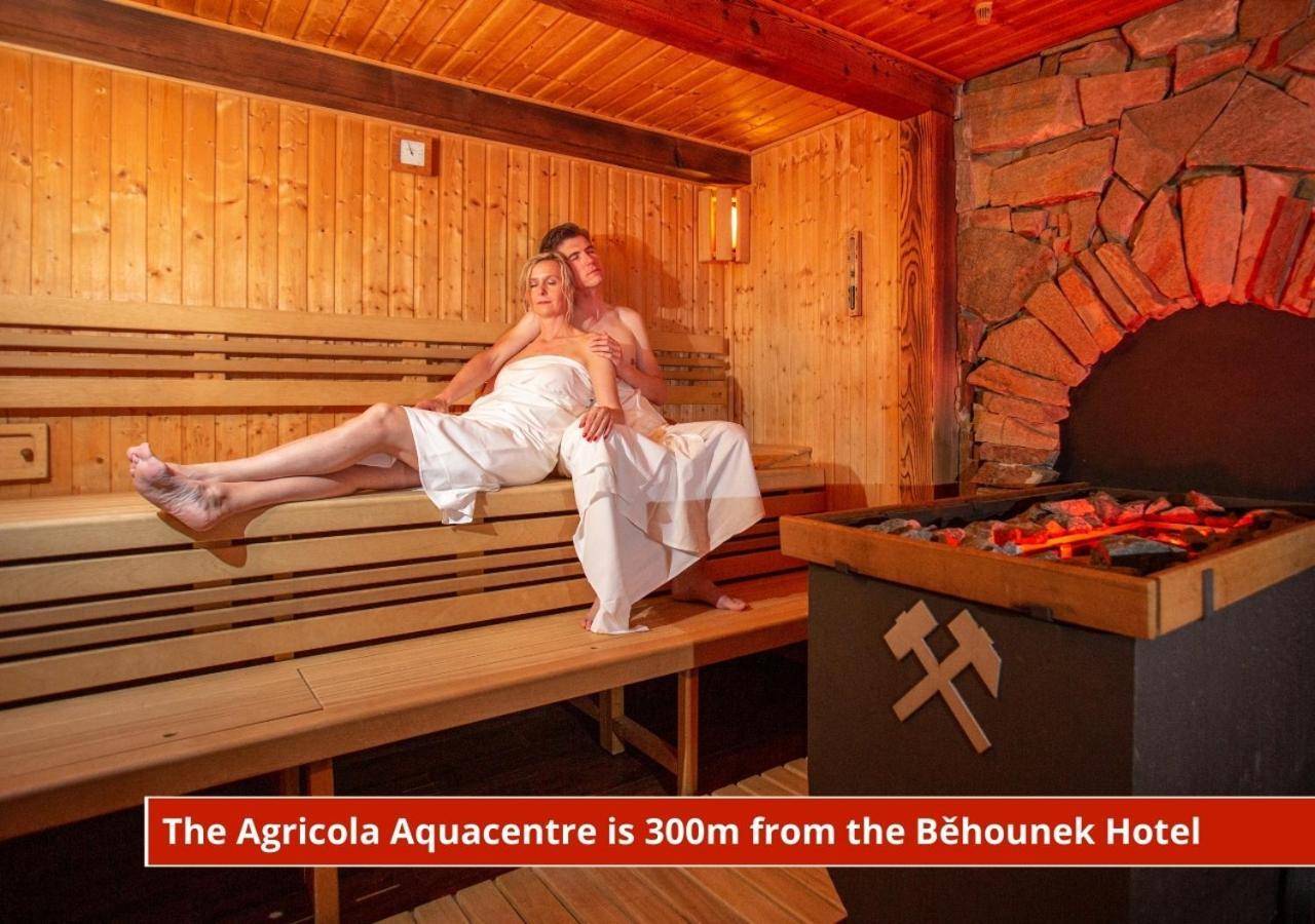 Hotel Behounek ยาคีมอฟ ภายนอก รูปภาพ