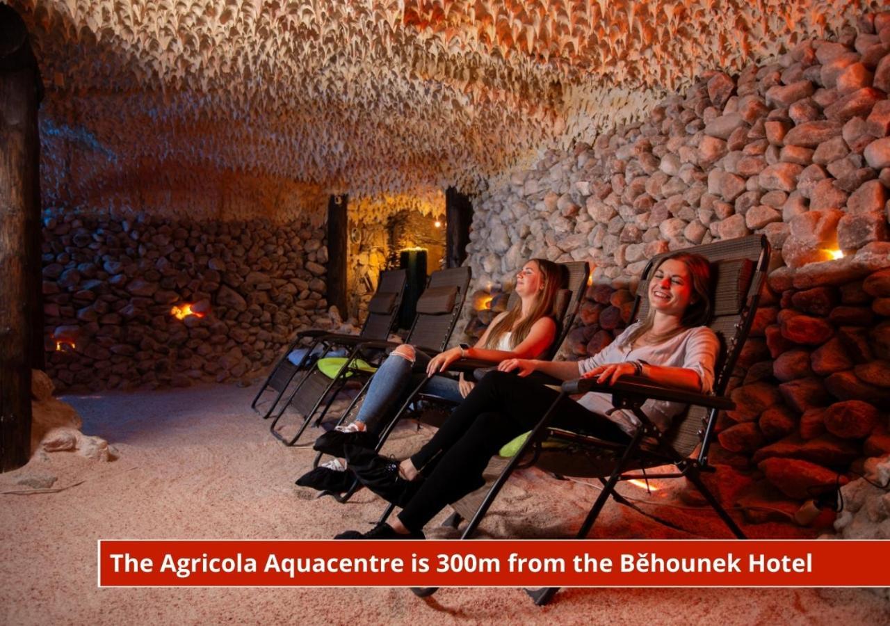 Hotel Behounek ยาคีมอฟ ภายนอก รูปภาพ